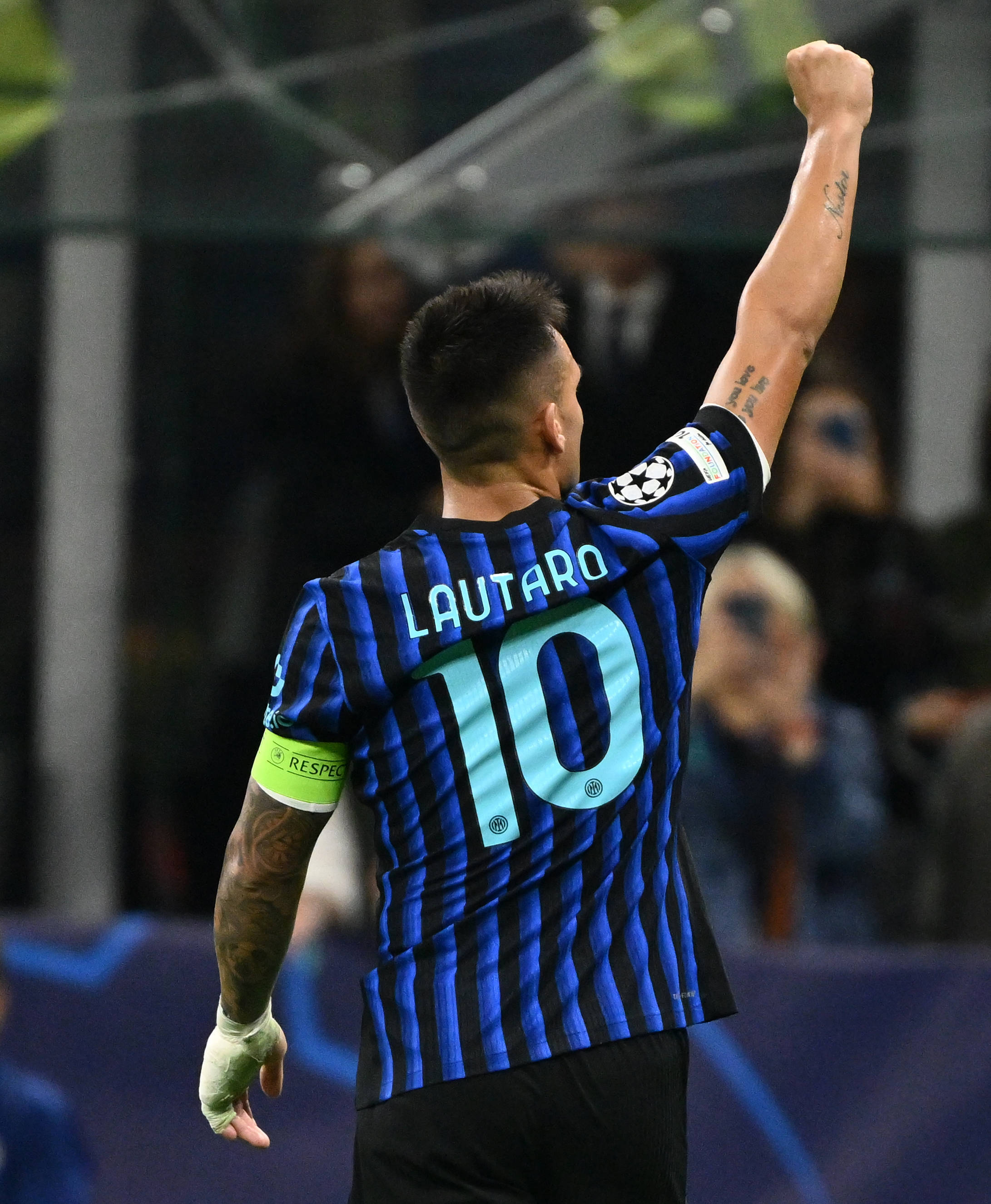 一号娱乐-包含今晨塞维利亚调整名单以备社区盾赛前阿斯顿维拉备战足总杯,这操作让人直呼:AC米兰围绕德甲战术微调的词条